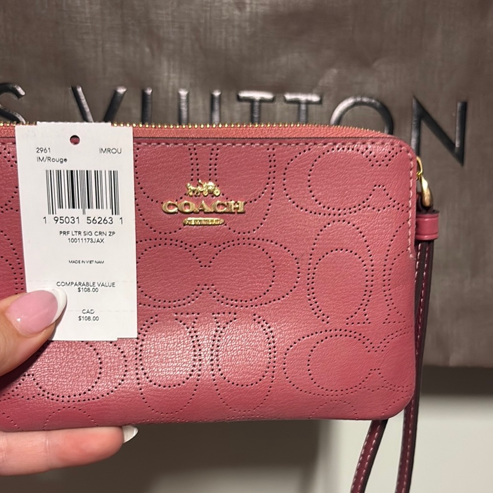 Coach wristlet-BRAND NEW- 🤍